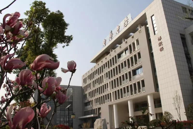 “園林式校園”中華中學(xué)——春色滿(mǎn)園關(guān)不住，桃李芬芳自成蹊。